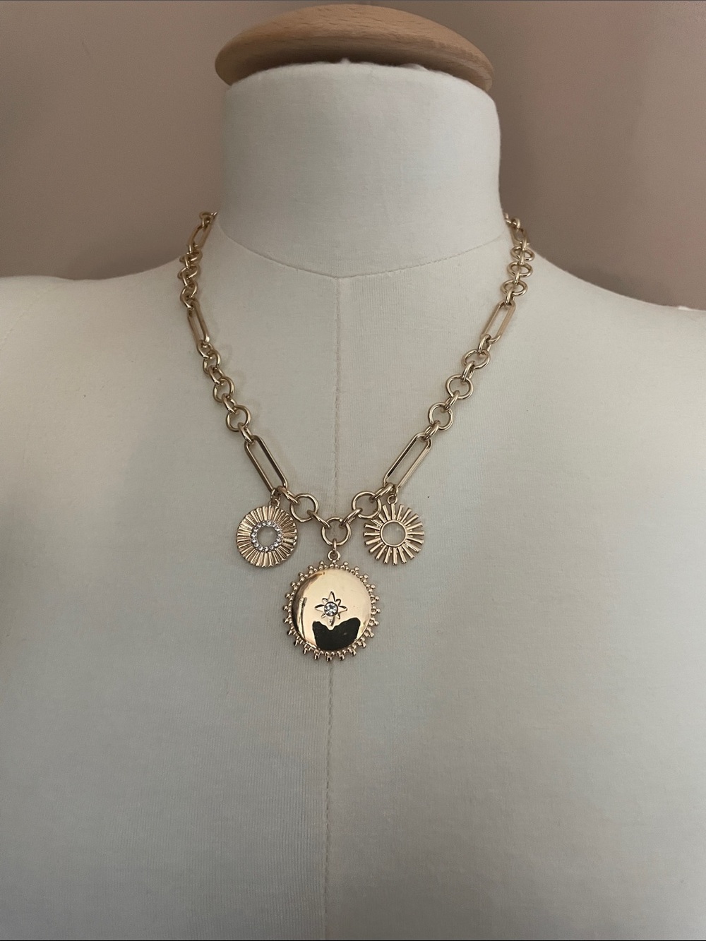 Lilly Pulitzer NWT Gold tone Sunburst Pendant Charm Necklace - Women's Jewelry